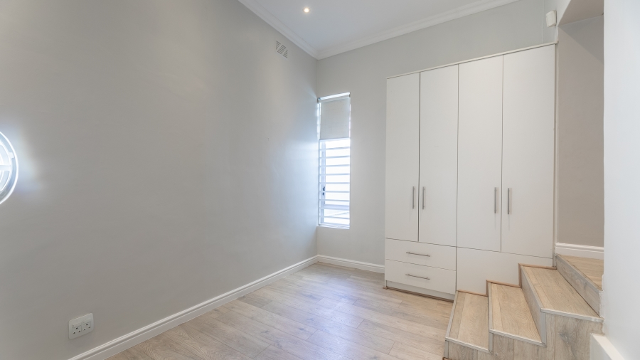 To Let 4 Bedroom Property for Rent in Bloubergstrand Western Cape